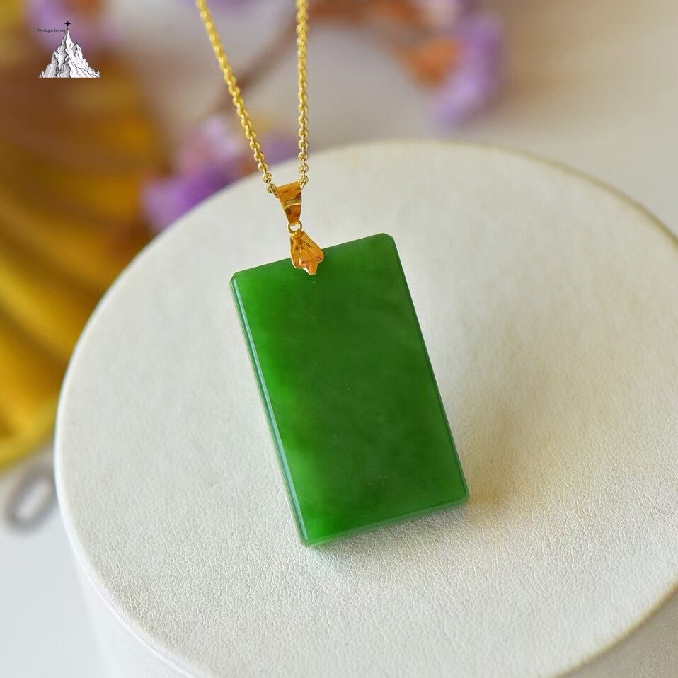 Montagne Jewelry จี้หยกเขียวเกรด A ทองคำบริสุทธิ์ 18k (AU750) ทรงสี่เหลี่ยมจัตุรัสขนาด 30x20 มม. สำหรับผู้หญิง จี้ทรงสี่เหลี่ยมสวยงาม ของขวัญสร้อยคอ