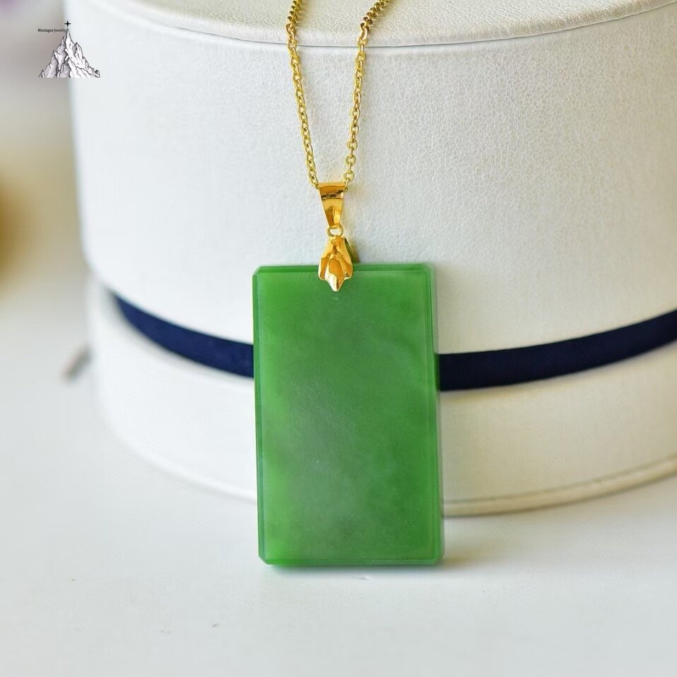 Montagne Jewelry จี้หยกเขียวเกรด A ทองคำบริสุทธิ์ 18k (AU750) ทรงสี่เหลี่ยมจัตุรัสขนาด 30x20 มม. สำหรับผู้หญิง จี้ทรงสี่เหลี่ยมสวยงาม ของขวัญสร้อยคอ