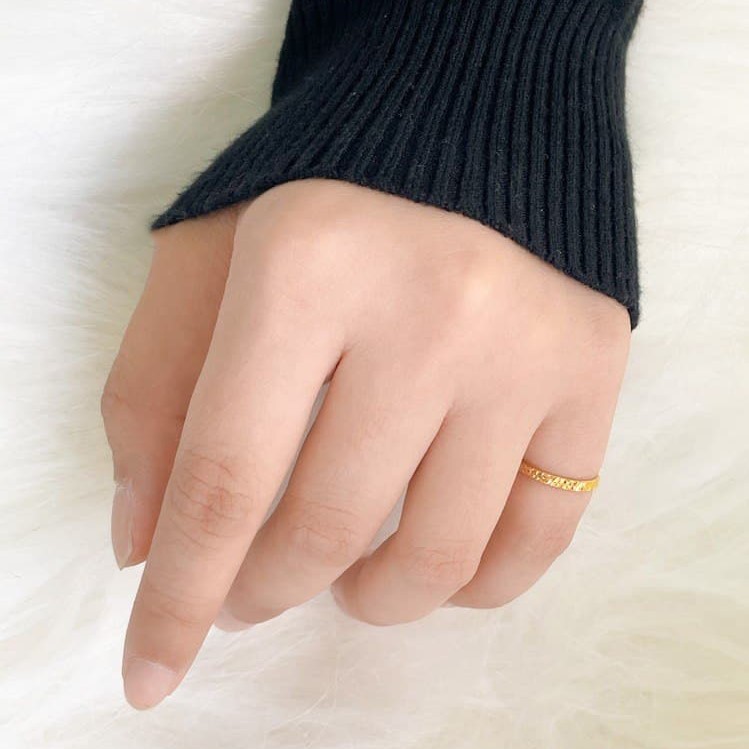 Anello delicato Steffi in oro 916 di Ngee Soon Jewellery