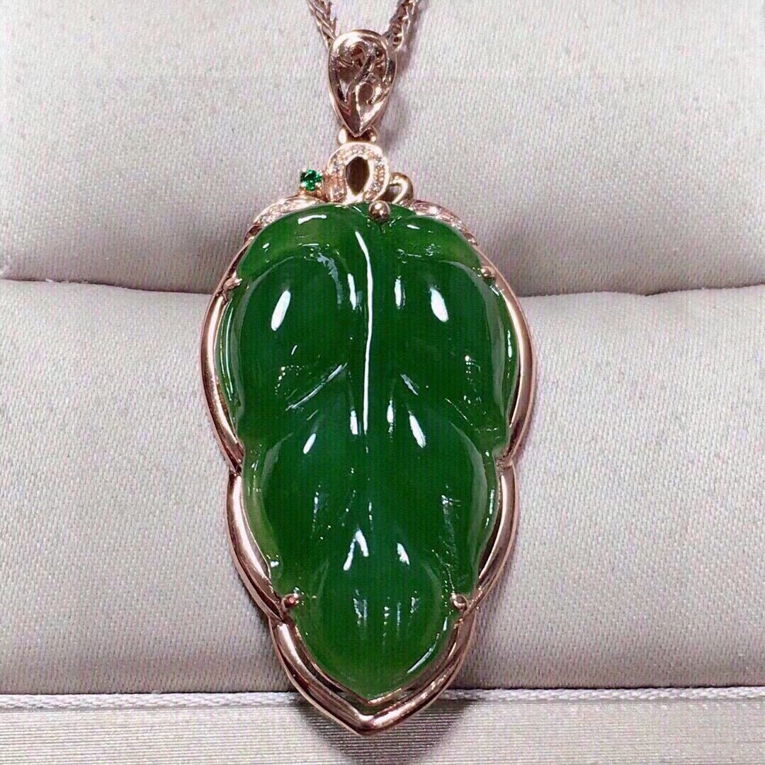 Montagne Jewelry จี้ทองคำบริสุทธิ์ 18K สำหรับผู้หญิง ดีไซน์ใบไม้สีเขียว เครื่องประดับชั้นดี สร้อยคอจี้หยกสีเขียวธรรมชาติ ขนาด 29.1x17.4x5.7 มม.