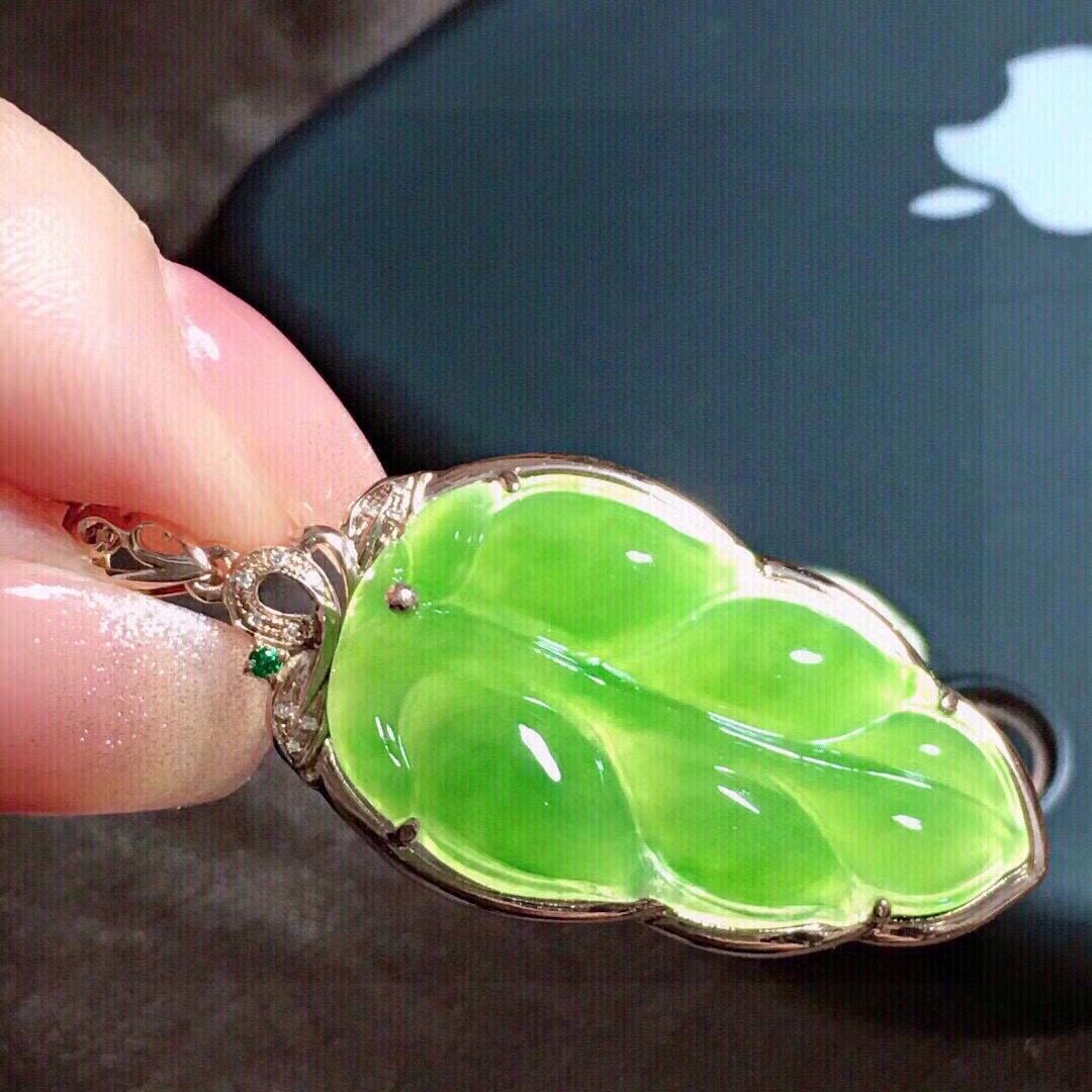 Montagne Jewelry จี้ทองคำบริสุทธิ์ 18K สำหรับผู้หญิง ดีไซน์ใบไม้สีเขียว เครื่องประดับชั้นดี สร้อยคอจี้หยกสีเขียวธรรมชาติ ขนาด 29.1x17.4x5.7 มม.