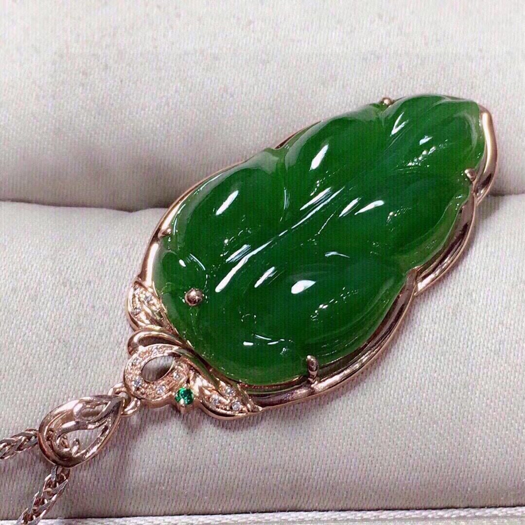 Montagne Jewelry จี้ทองคำบริสุทธิ์ 18K สำหรับผู้หญิง ดีไซน์ใบไม้สีเขียว เครื่องประดับชั้นดี สร้อยคอจี้หยกสีเขียวธรรมชาติ ขนาด 29.1x17.4x5.7 มม.