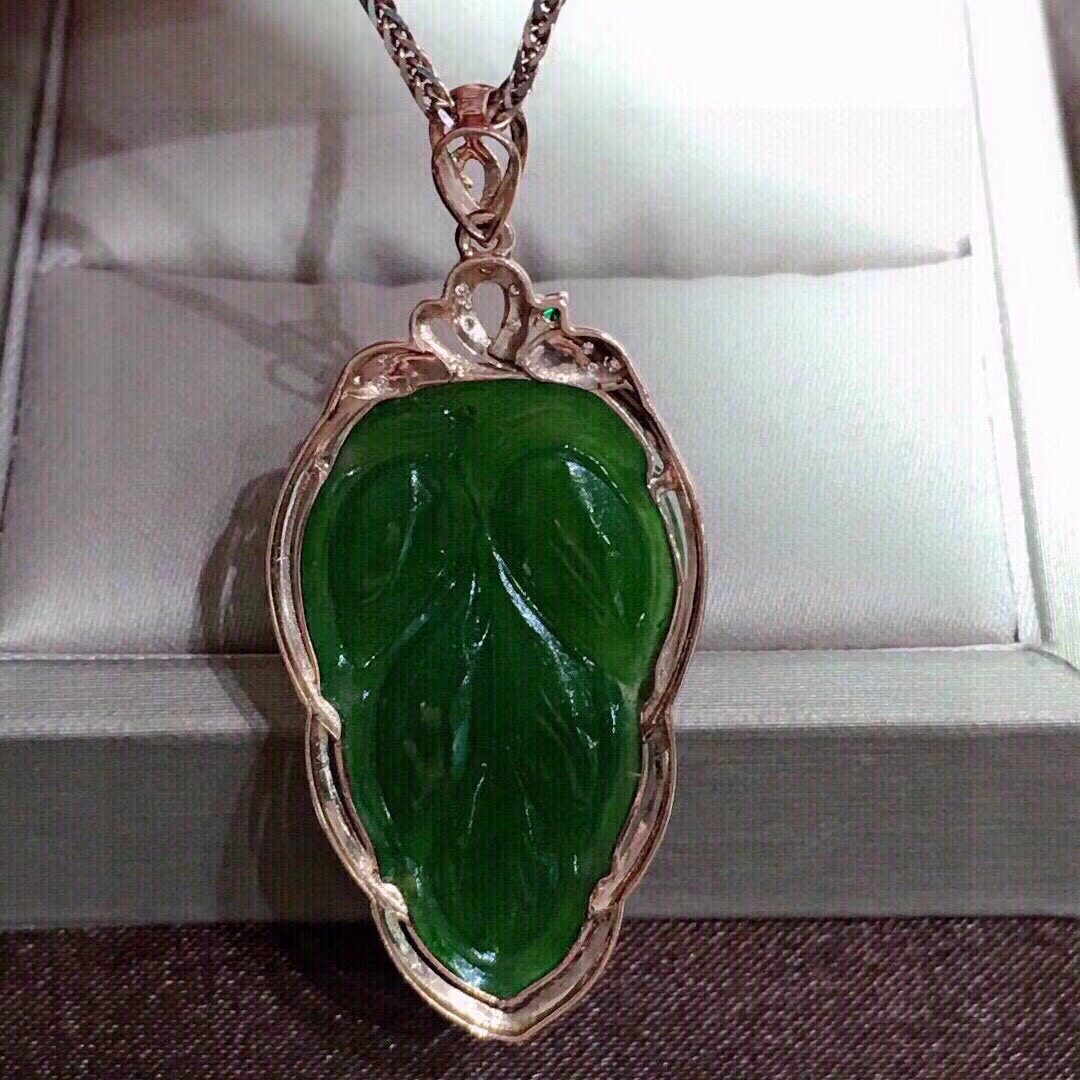 Montagne Jewelry จี้ทองคำบริสุทธิ์ 18K สำหรับผู้หญิง ดีไซน์ใบไม้สีเขียว เครื่องประดับชั้นดี สร้อยคอจี้หยกสีเขียวธรรมชาติ ขนาด 29.1x17.4x5.7 มม.