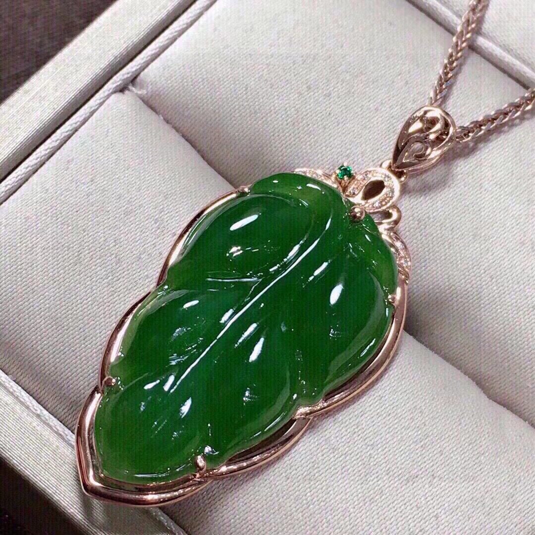 Montagne Jewelry จี้ทองคำบริสุทธิ์ 18K สำหรับผู้หญิง ดีไซน์ใบไม้สีเขียว เครื่องประดับชั้นดี สร้อยคอจี้หยกสีเขียวธรรมชาติ ขนาด 29.1x17.4x5.7 มม.