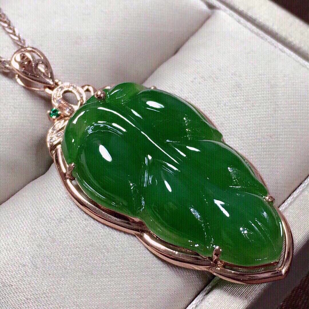 Montagne Jewelry จี้ทองคำบริสุทธิ์ 18K สำหรับผู้หญิง ดีไซน์ใบไม้สีเขียว เครื่องประดับชั้นดี สร้อยคอจี้หยกสีเขียวธรรมชาติ ขนาด 29.1x17.4x5.7 มม.