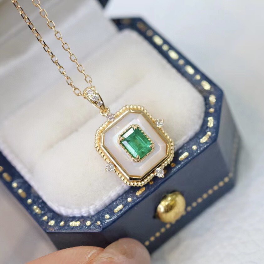 Montagne Jewelry จี้ทองคำบริสุทธิ์ 18k สำหรับผู้หญิง จี้มรกตธรรมชาติ 0.21 กะรัต สร้อยคอทองคำ ดีไซน์ประดับมุกแท้