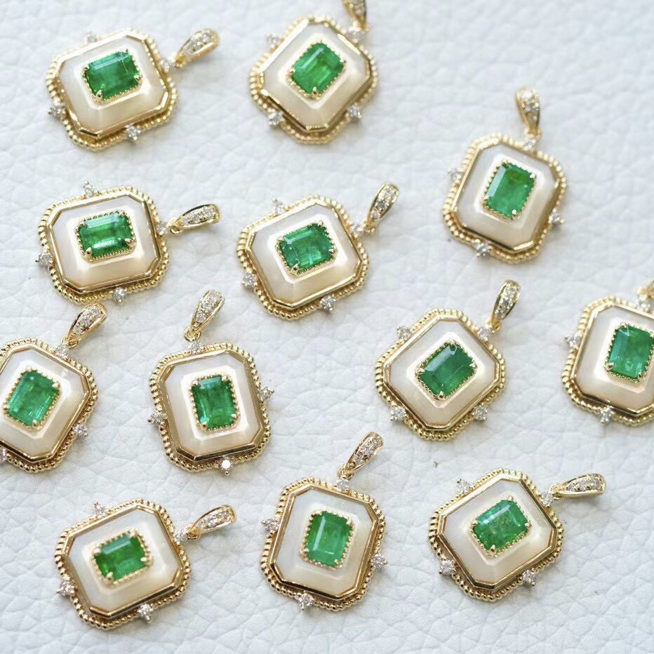 Montagne Jewelry จี้ทองคำบริสุทธิ์ 18k สำหรับผู้หญิง จี้มรกตธรรมชาติ 0.21 กะรัต สร้อยคอทองคำ ดีไซน์ประดับมุกแท้
