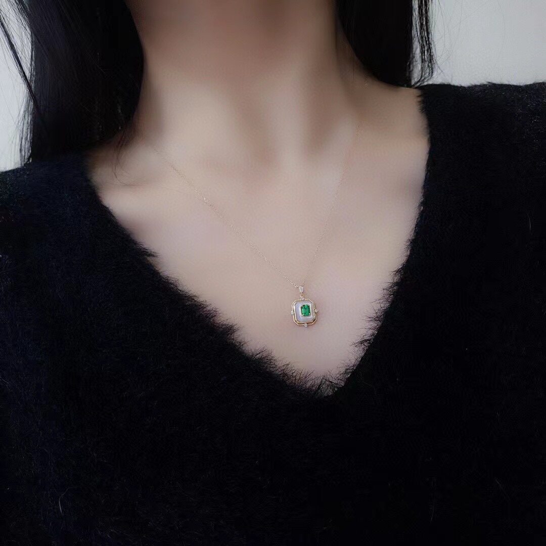 Montagne Jewelry จี้ทองคำบริสุทธิ์ 18k สำหรับผู้หญิง จี้มรกตธรรมชาติ 0.21 กะรัต สร้อยคอทองคำ ดีไซน์ประดับมุกแท้