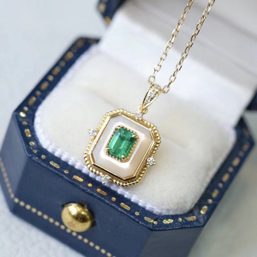 Montagne Jewelry จี้ทองคำบริสุทธิ์ 18k สำหรับผู้หญิง จี้มรกตธรรมชาติ 0.21 กะรัต สร้อยคอทองคำ ดีไซน์ประดับมุกแท้