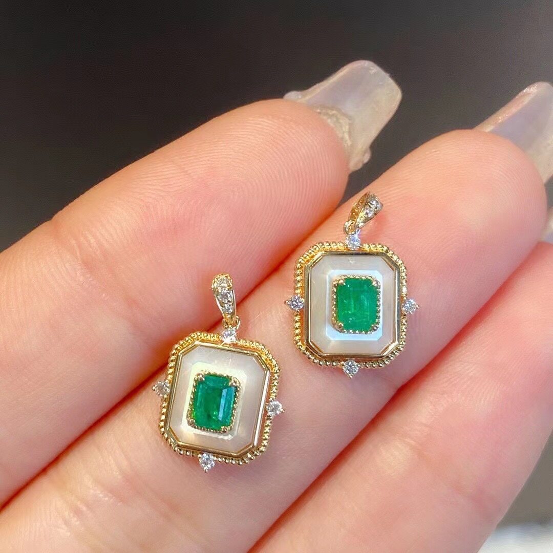 Montagne Jewelry จี้ทองคำบริสุทธิ์ 18k สำหรับผู้หญิง จี้มรกตธรรมชาติ 0.21 กะรัต สร้อยคอทองคำ ดีไซน์ประดับมุกแท้