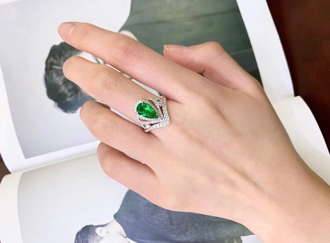 Montagne Jewelry 18k Pure White Gold Ring 0.7 Carat Diamond Inset Fine Jewellery Natural 1.73 Carat Emerald Ring