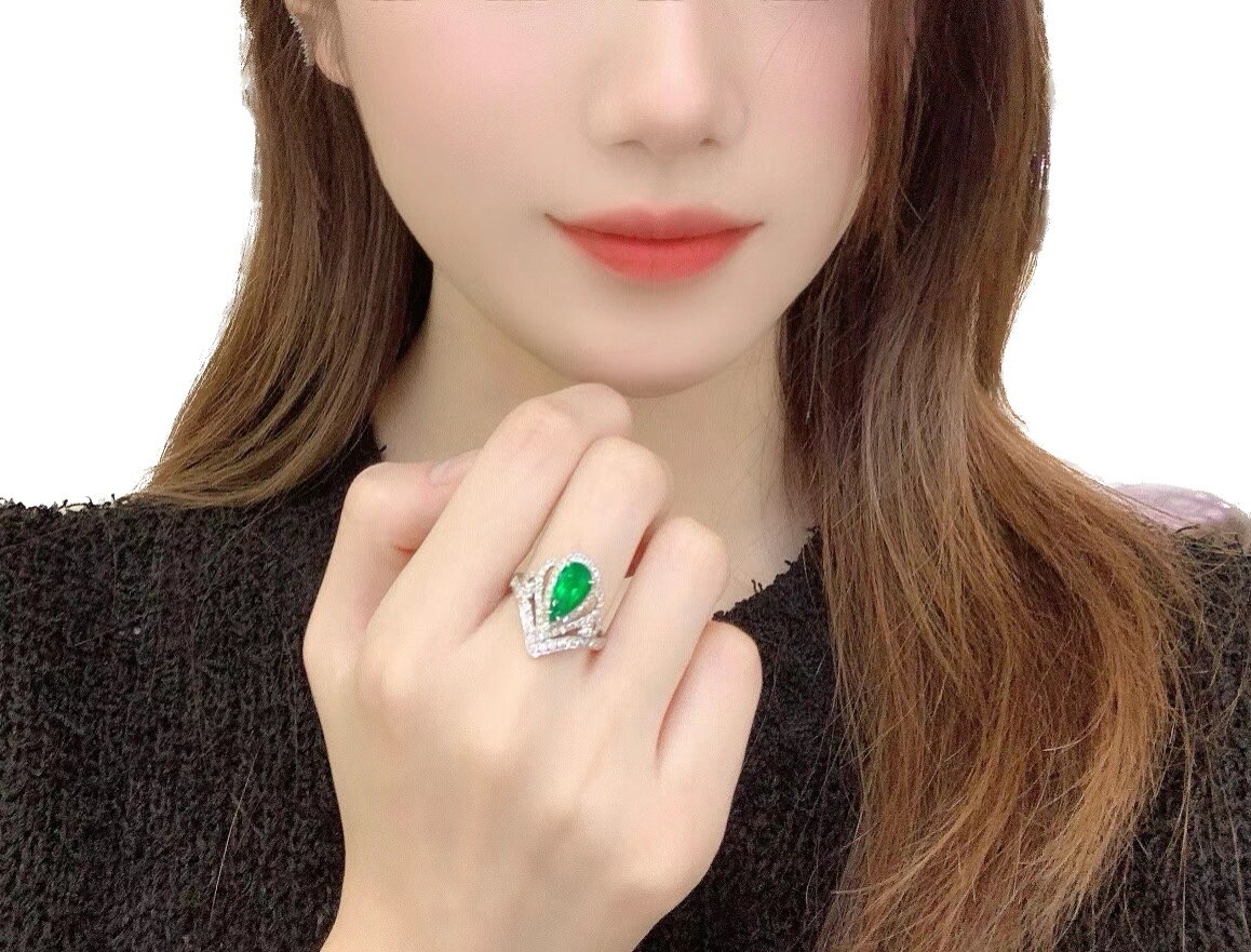 Montagne Jewelry 18k Pure White Gold Ring 0.7 Carat Diamond Inset Fine Jewellery Natural 1.73 Carat Emerald Ring