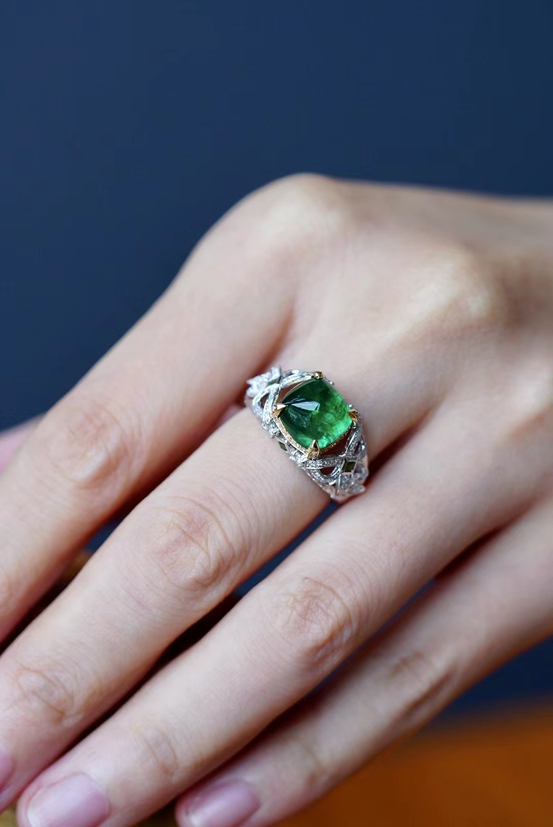 Montagne Jewelry Customization 18k Gold Ring 0.36 Carat Diamond Inset Fine Jewellery Natural 3.76 Carat vivid Green Emerald Ring