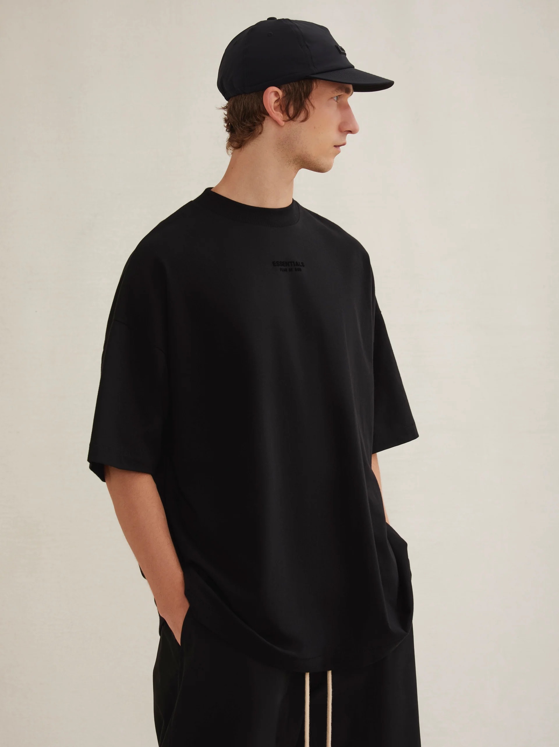 [JSHOPSPREE] [VENDITORE SG] T-shirt della collezione FOG Essentials FW23 Jet Black