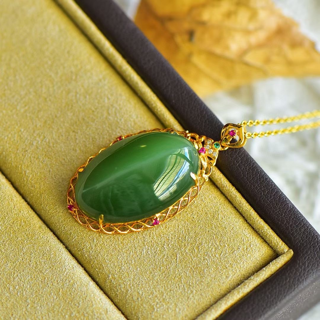 Montagne Jewelry สร้อยคอทองคำบริสุทธิ์ 18k สำหรับผู้หญิง ดีไซน์ฝังอัญมณี เครื่องประดับชั้นดี สร้อยคอจี้หยกสีเขียวตาแมวธรรมชาติ ขนาด 19x33 มม.