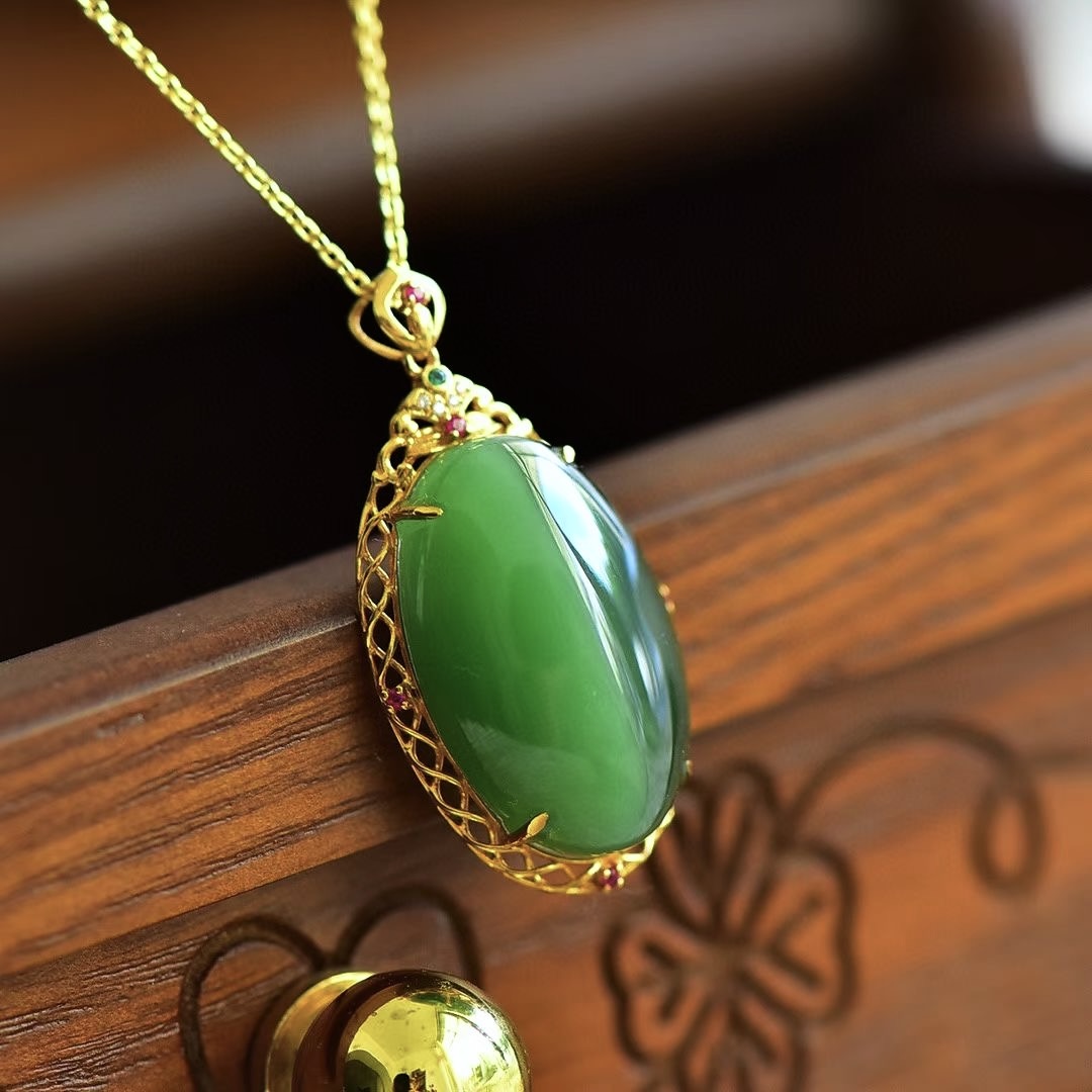 Montagne Jewelry สร้อยคอทองคำบริสุทธิ์ 18k สำหรับผู้หญิง ดีไซน์ฝังอัญมณี เครื่องประดับชั้นดี สร้อยคอจี้หยกสีเขียวตาแมวธรรมชาติ ขนาด 19x33 มม.