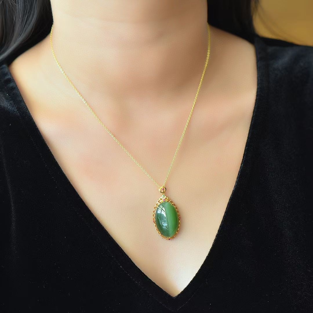 Montagne Jewelry สร้อยคอทองคำบริสุทธิ์ 18k สำหรับผู้หญิง ดีไซน์ฝังอัญมณี เครื่องประดับชั้นดี สร้อยคอจี้หยกสีเขียวตาแมวธรรมชาติ ขนาด 19x33 มม.