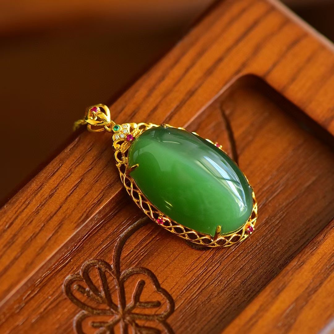 Montagne Jewelry สร้อยคอทองคำบริสุทธิ์ 18k สำหรับผู้หญิง ดีไซน์ฝังอัญมณี เครื่องประดับชั้นดี สร้อยคอจี้หยกสีเขียวตาแมวธรรมชาติ ขนาด 19x33 มม.