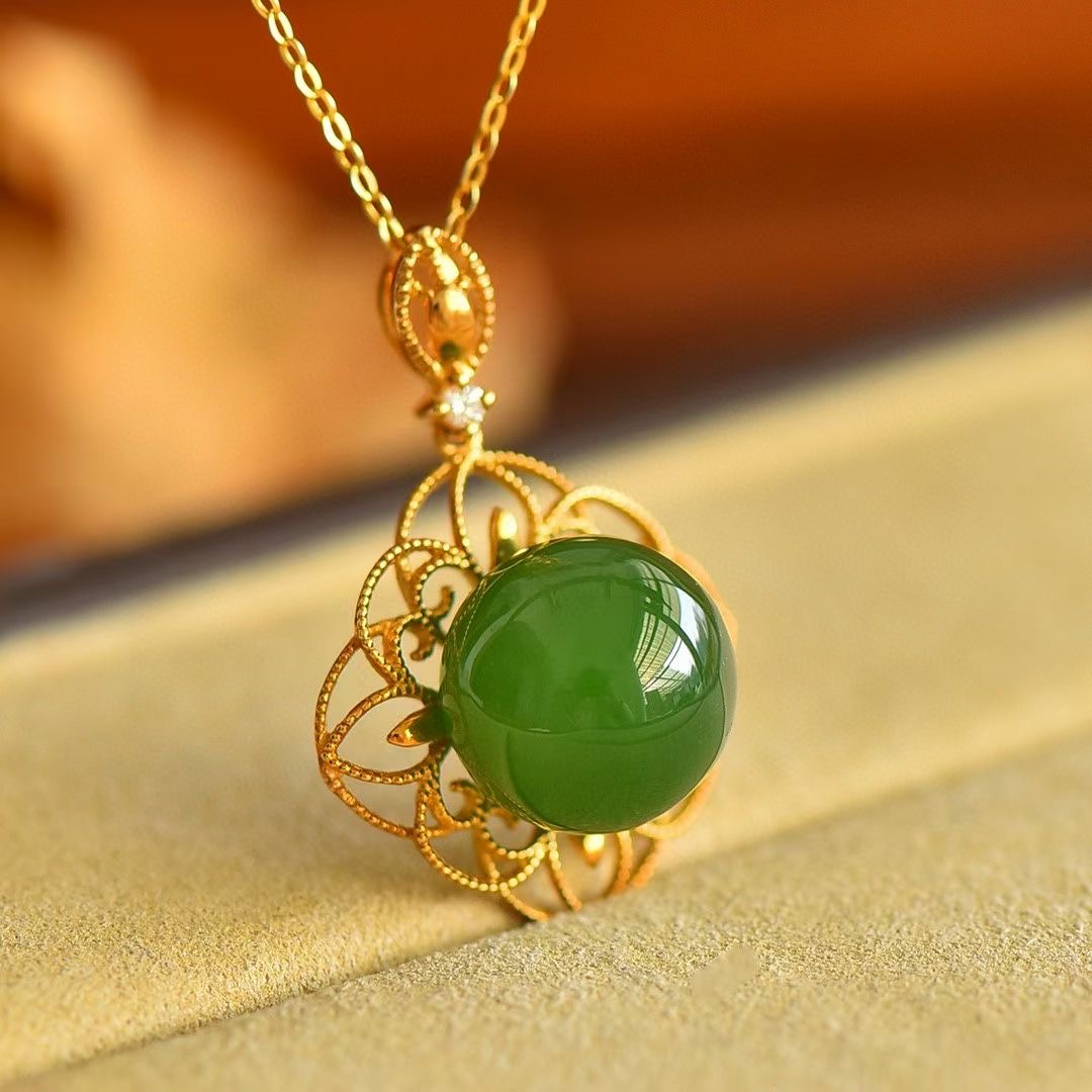 Montagne Jewelry สร้อยคอทองคำบริสุทธิ์ 18k สำหรับผู้หญิง จี้หยกเขียวธรรมชาติฝังเพชร ขนาด 20x30 มม.
