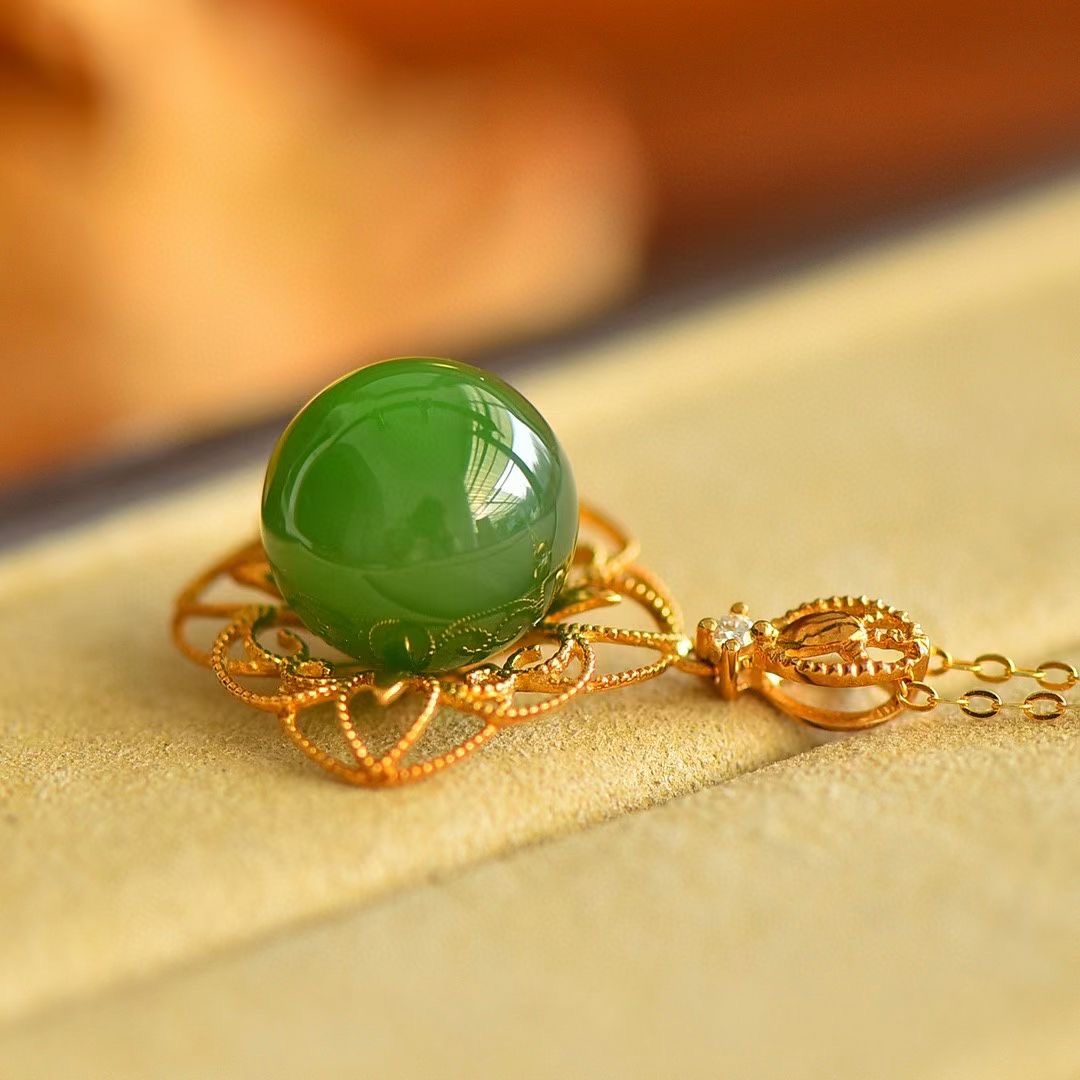 Montagne Jewelry สร้อยคอทองคำบริสุทธิ์ 18k สำหรับผู้หญิง จี้หยกเขียวธรรมชาติฝังเพชร ขนาด 20x30 มม.
