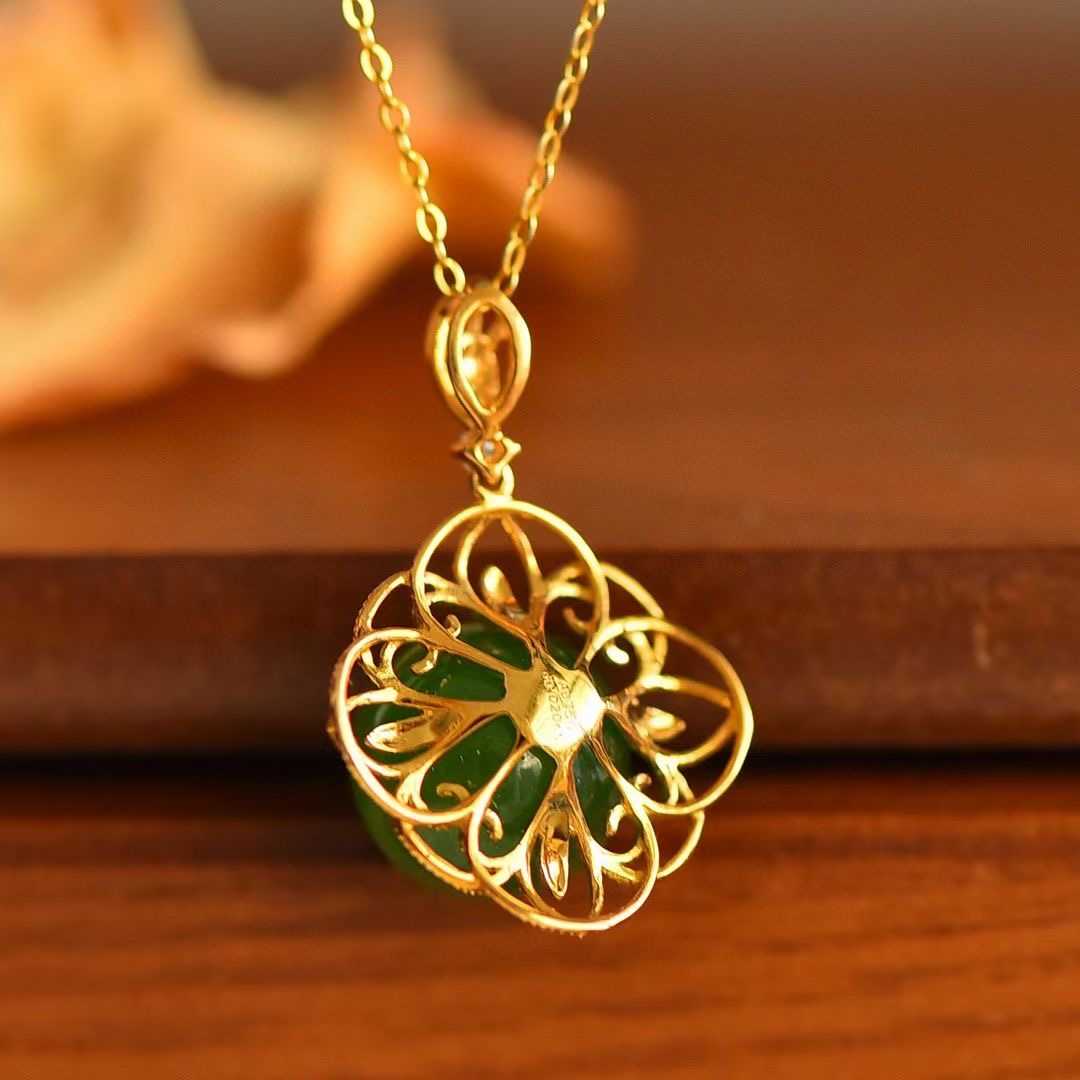 Montagne Jewelry สร้อยคอทองคำบริสุทธิ์ 18k สำหรับผู้หญิง จี้หยกเขียวธรรมชาติฝังเพชร ขนาด 20x30 มม.