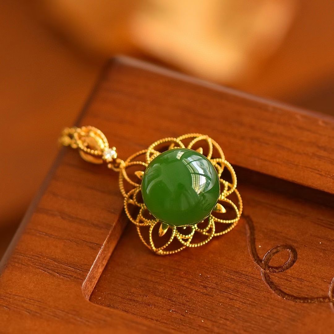 Montagne Jewelry สร้อยคอทองคำบริสุทธิ์ 18k สำหรับผู้หญิง จี้หยกเขียวธรรมชาติฝังเพชร ขนาด 20x30 มม.