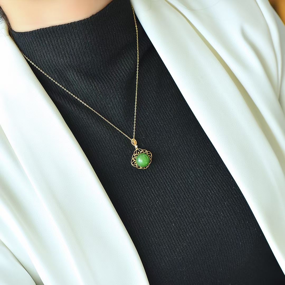 Montagne Jewelry สร้อยคอทองคำบริสุทธิ์ 18k สำหรับผู้หญิง จี้หยกเขียวธรรมชาติฝังเพชร ขนาด 20x30 มม.
