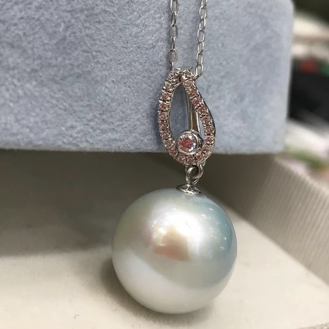Montagne Jewelry สร้อยคอทองคำขาวบริสุทธิ์ 18k สำหรับผู้หญิง ดีไซน์ประดับคริสตัล สร้อยคอจี้ไข่มุกสีขาวไร้ตำหนิธรรมชาติ 13-14