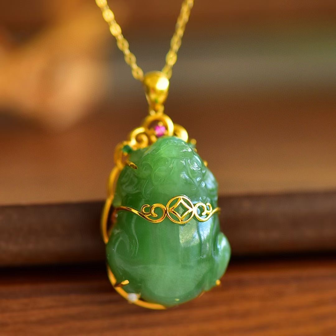 Montagne Jewelry สร้อยคอทองคำบริสุทธิ์ 18k สำหรับผู้หญิง PIXIOU Design Fine Jewellery สร้อยคอจี้หยกเขียวเกรด A ธรรมชาติ ขนาด 17*34 มม.