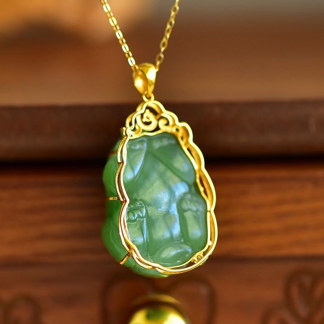 Montagne Jewelry สร้อยคอทองคำบริสุทธิ์ 18k สำหรับผู้หญิง PIXIOU Design Fine Jewellery สร้อยคอจี้หยกเขียวเกรด A ธรรมชาติ ขนาด 17*34 มม.
