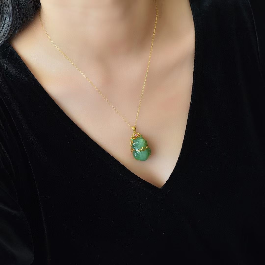 Montagne Jewelry สร้อยคอทองคำบริสุทธิ์ 18k สำหรับผู้หญิง PIXIOU Design Fine Jewellery สร้อยคอจี้หยกเขียวเกรด A ธรรมชาติ ขนาด 17*34 มม.