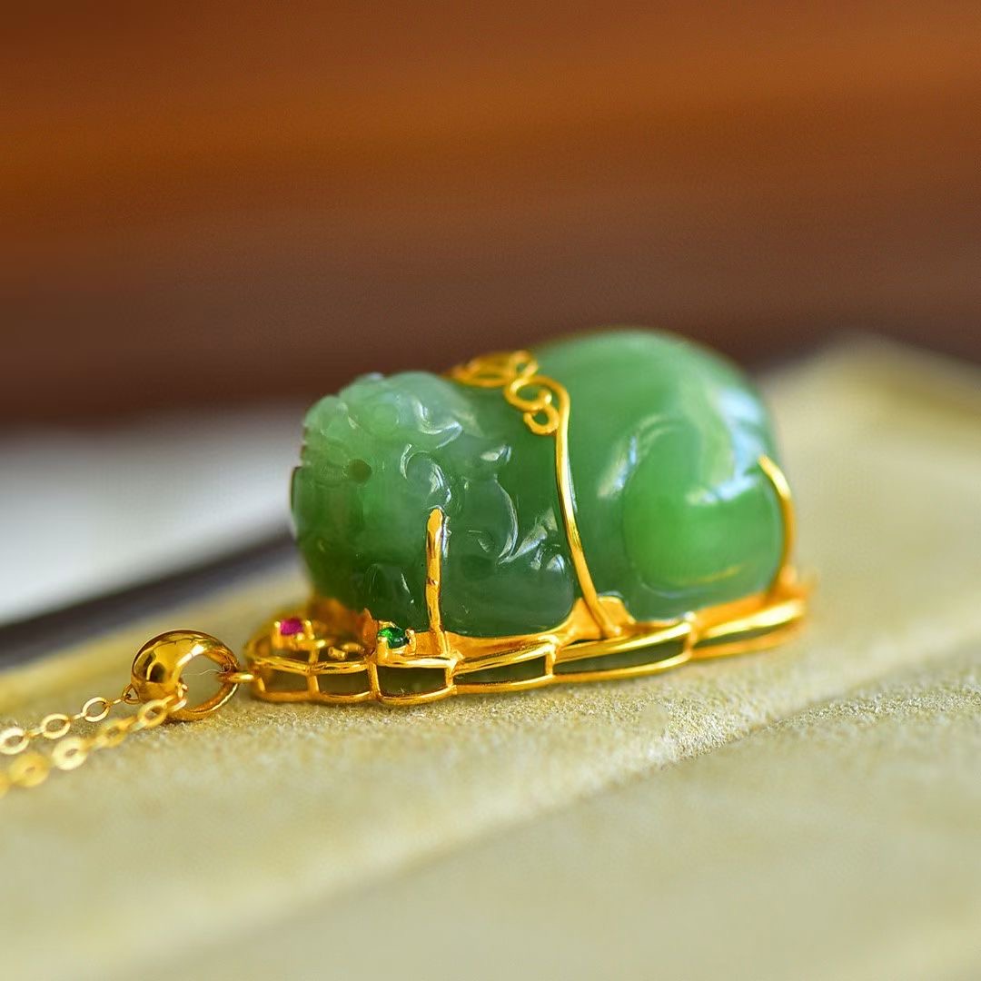Montagne Jewelry สร้อยคอทองคำบริสุทธิ์ 18k สำหรับผู้หญิง PIXIOU Design Fine Jewellery สร้อยคอจี้หยกเขียวเกรด A ธรรมชาติ ขนาด 17*34 มม.