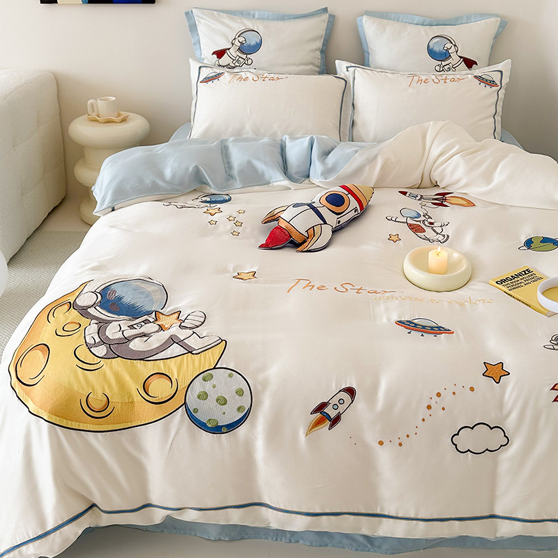 Set di biancheria da letto Cartoon Embroidery 100 Blue Essence Set quattro pezzi in Tencel bifacciale con lenzuolo e copripiumino in seta ghiacciata fresca per bambini AoyuejhaSD-CB