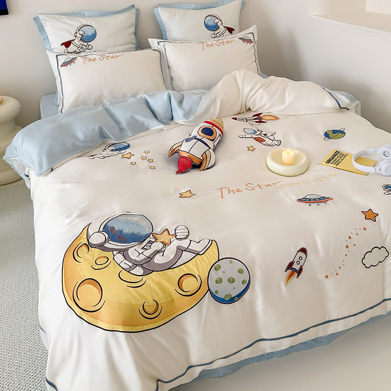 Set di biancheria da letto Cartoon Embroidery 100 Blue Essence Set quattro pezzi in Tencel bifacciale con lenzuolo e copripiumino in seta ghiacciata fresca per bambini AoyuejhaSD-CB