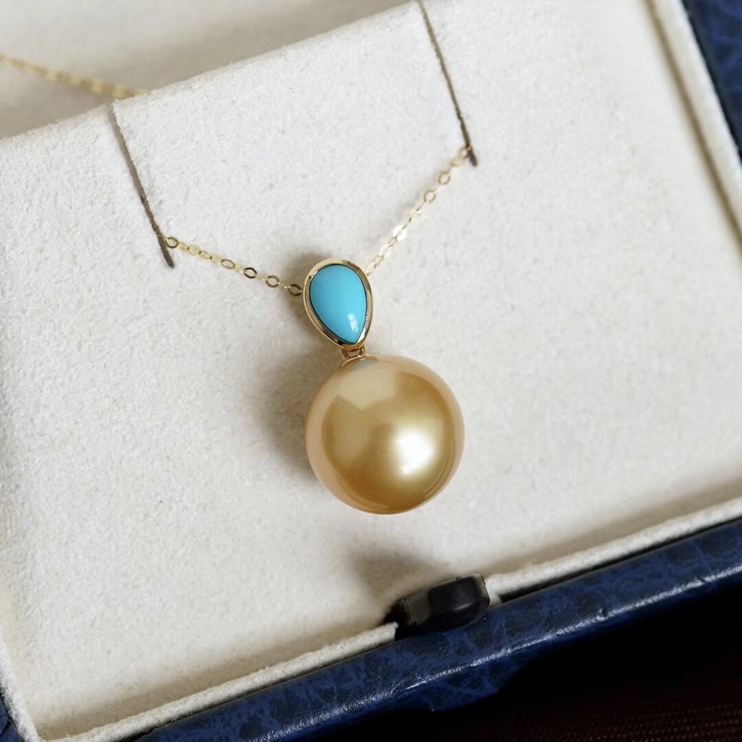 Montagne Jewelry สร้อยคอทองคำบริสุทธิ์ 18k สำหรับผู้หญิง จี้ไข่มุกสีทอง South Sea ขนาด 11-12 มม. ประดับด้วยหินเทอร์ควอยซ์ทรงหยดน้ำ