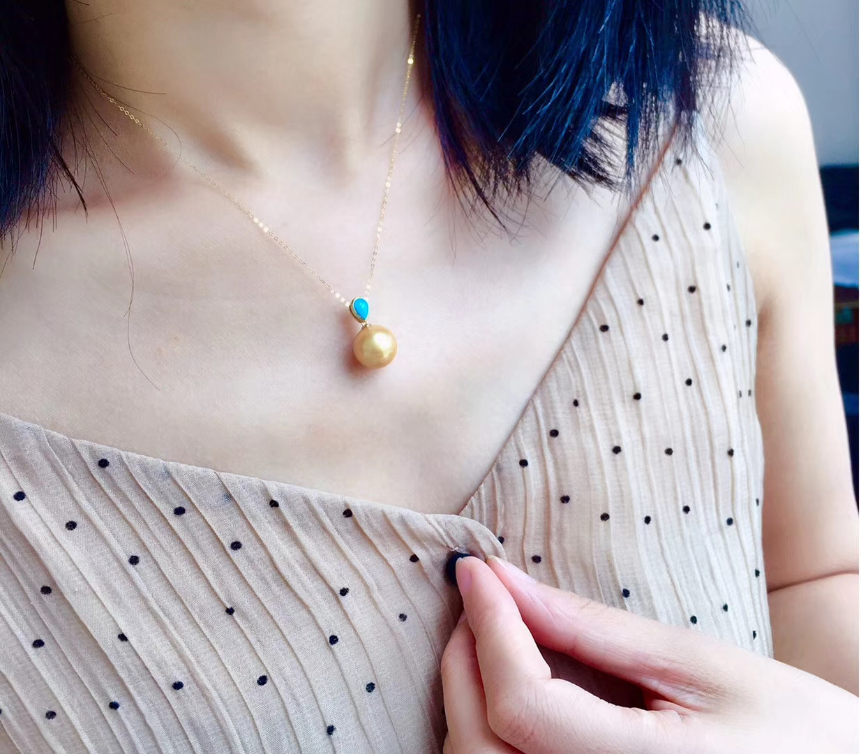 Montagne Jewelry สร้อยคอทองคำบริสุทธิ์ 18k สำหรับผู้หญิง จี้ไข่มุกสีทอง South Sea ขนาด 11-12 มม. ประดับด้วยหินเทอร์ควอยซ์ทรงหยดน้ำ