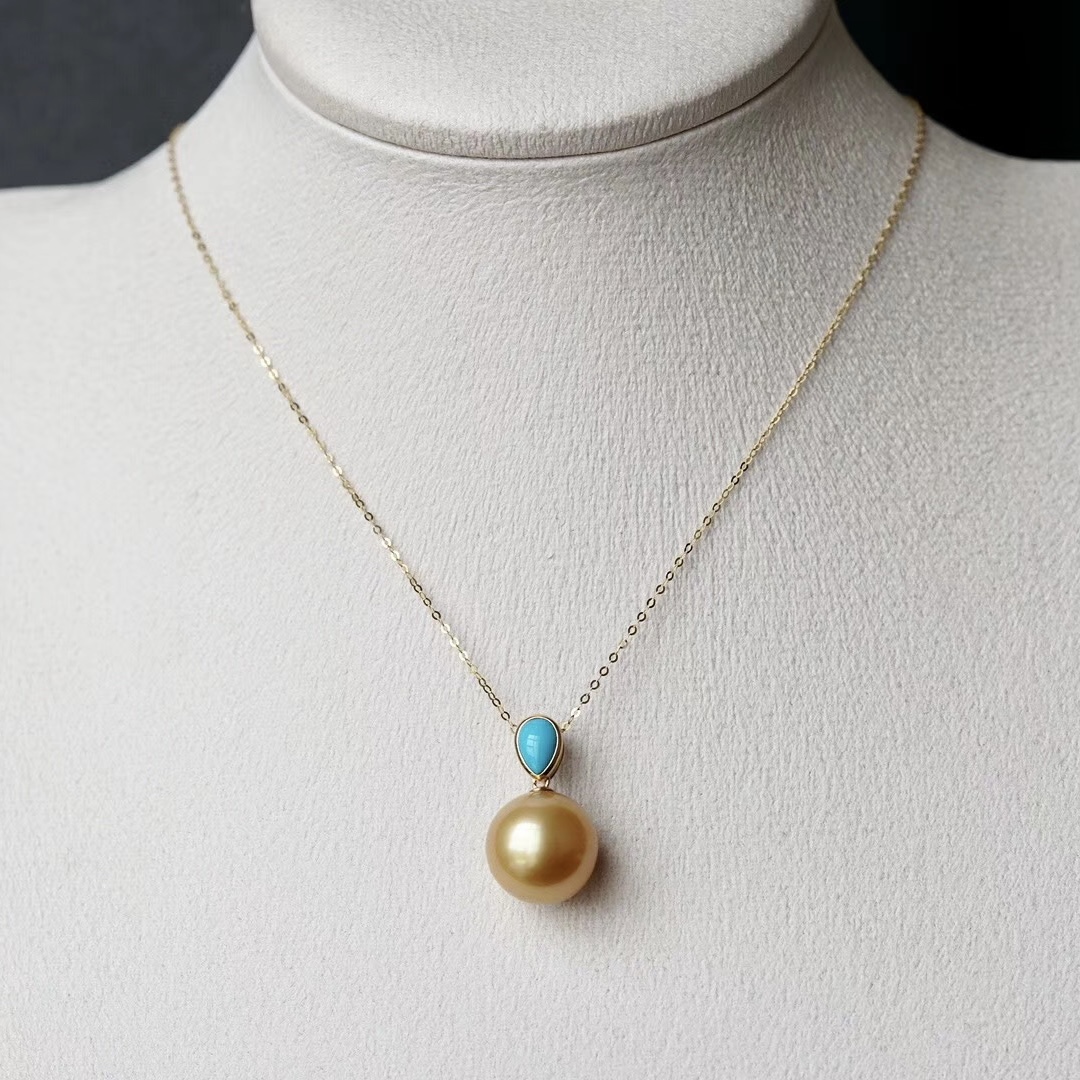 Montagne Jewelry สร้อยคอทองคำบริสุทธิ์ 18k สำหรับผู้หญิง จี้ไข่มุกสีทอง South Sea ขนาด 11-12 มม. ประดับด้วยหินเทอร์ควอยซ์ทรงหยดน้ำ