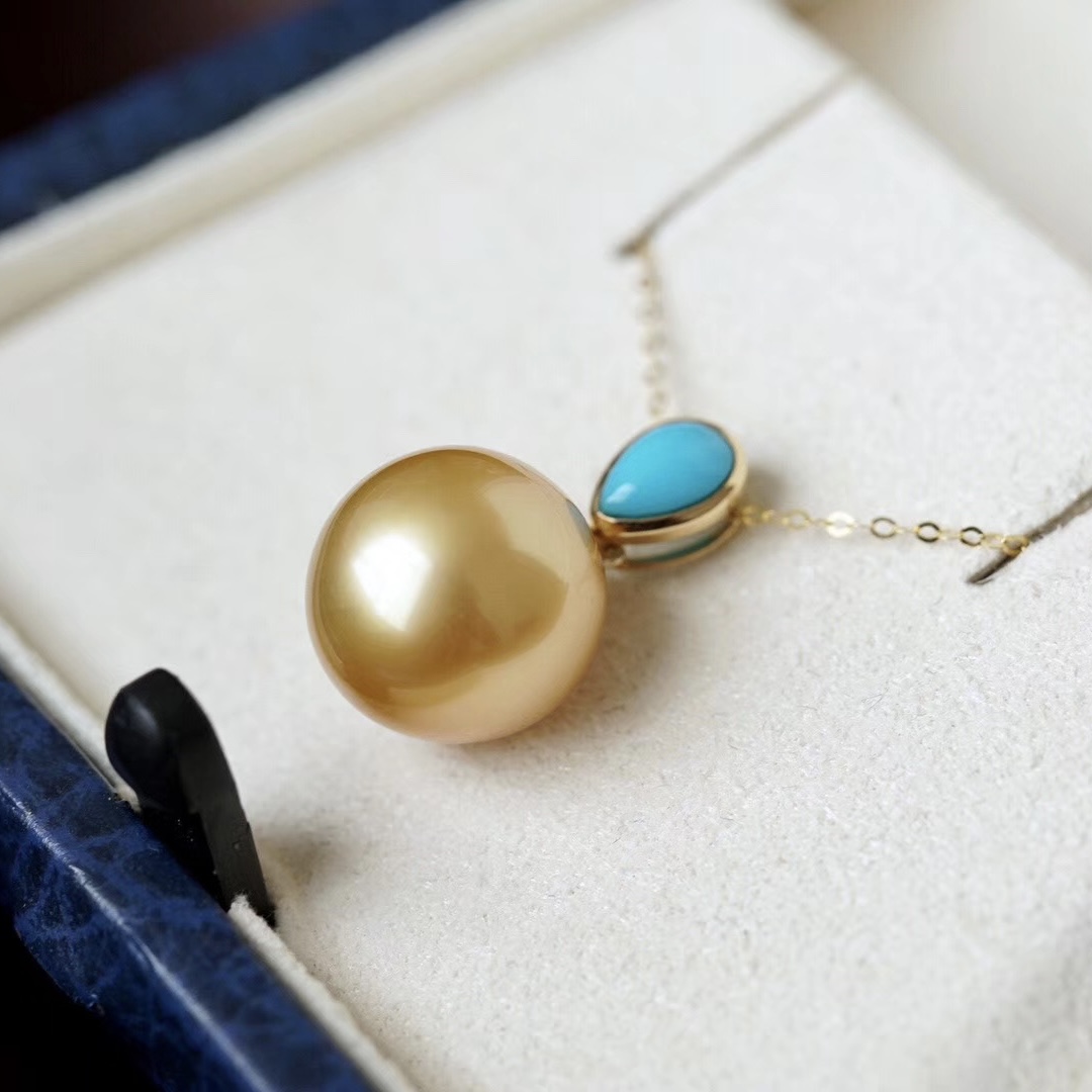 Montagne Jewelry สร้อยคอทองคำบริสุทธิ์ 18k สำหรับผู้หญิง จี้ไข่มุกสีทอง South Sea ขนาด 11-12 มม. ประดับด้วยหินเทอร์ควอยซ์ทรงหยดน้ำ