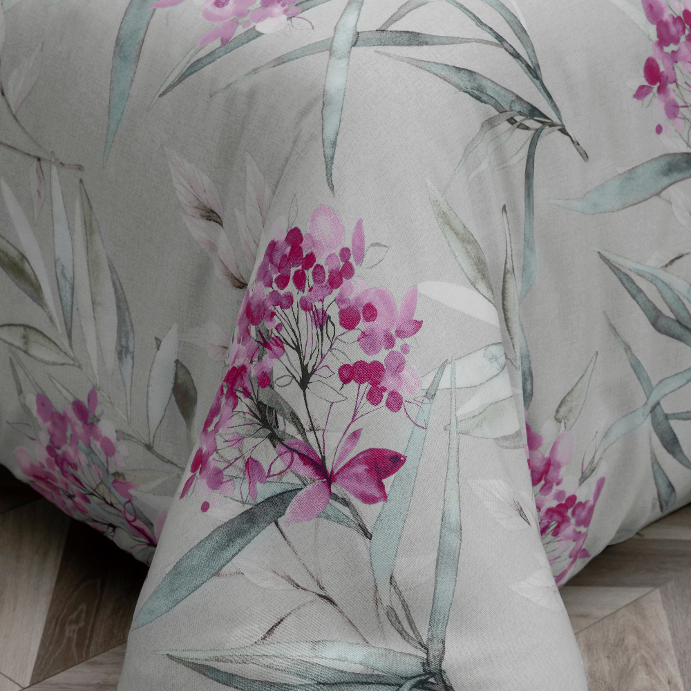 طقم ملاءات سرير AKEMI 900TC TENCEL™ Felicity Baneberry (طقم ملاءات مُجهزة | طقم غطاء لحاف | ملاءة سرير)
