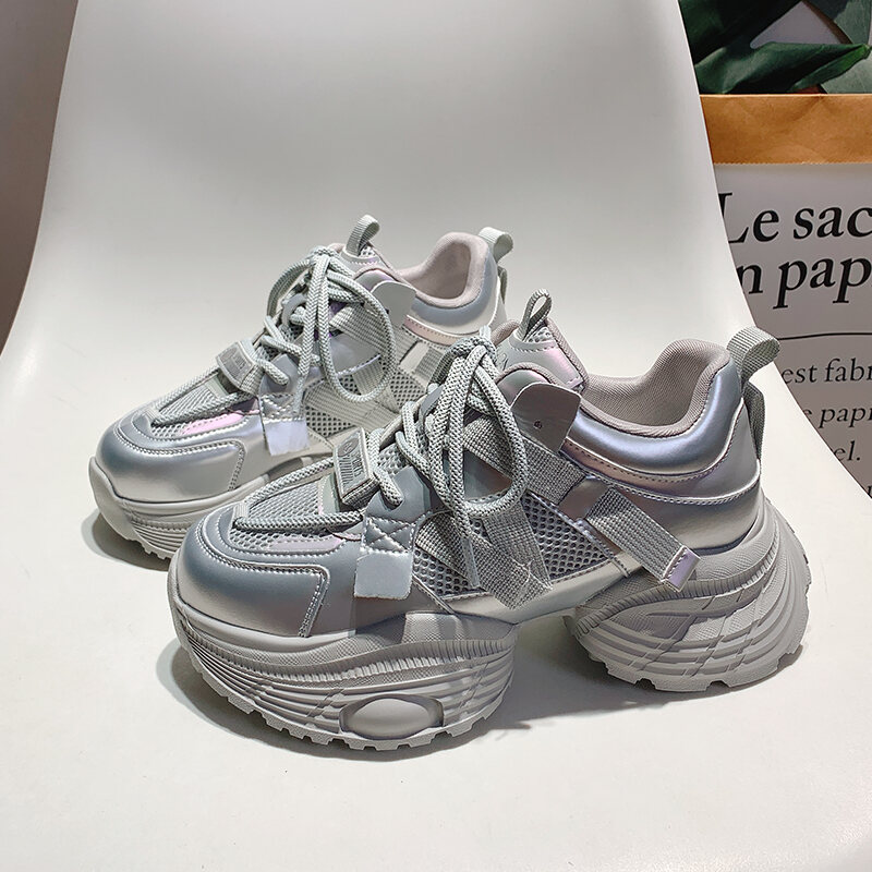 Autunno 2024 Nuovo arrivo Scarpe da papà leggere con suola spessa da donna argentate piccole facili da abbinare Scarpe casual con suola morbida Sneakers Tide