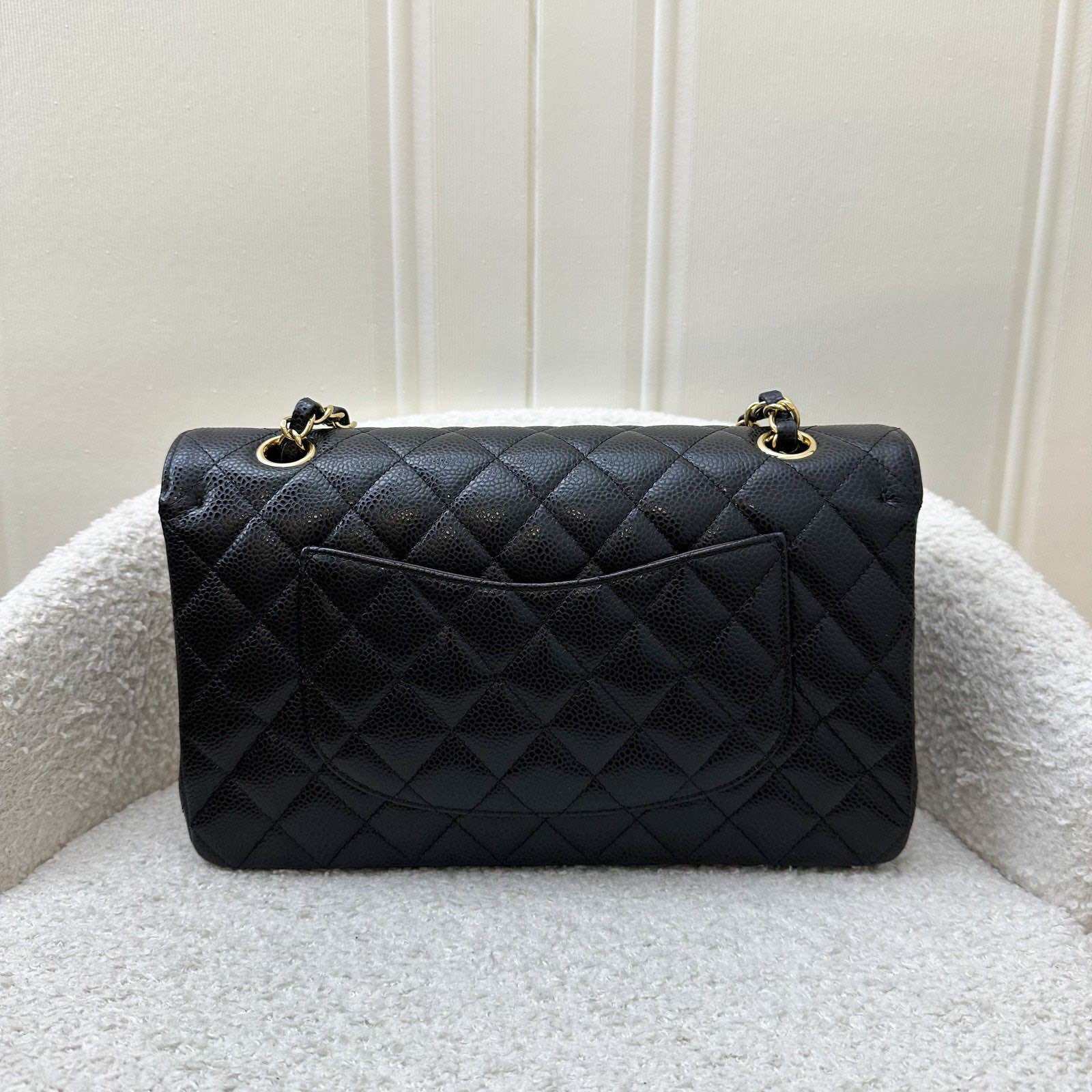 Chanel Medium Classic Flap CF in zwarte kaviaar en GHW