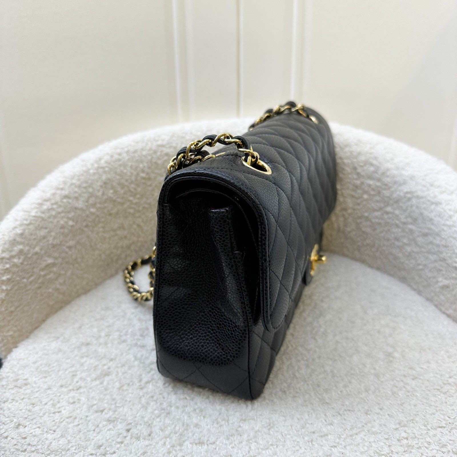 Chanel Medium Classic Flap CF in zwarte kaviaar en GHW