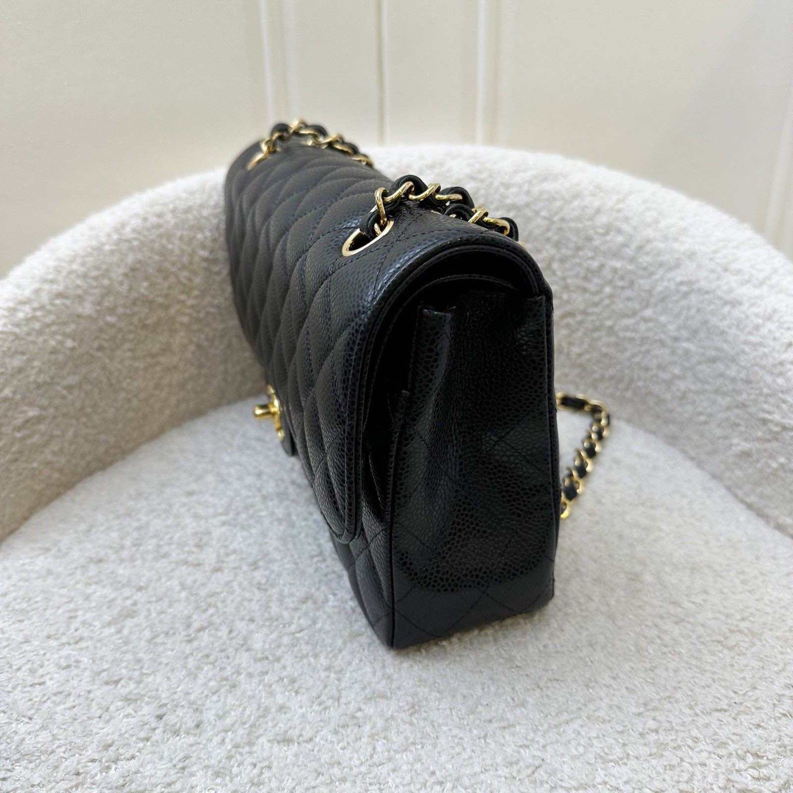 Chanel Medium Classic Flap CF in zwarte kaviaar en GHW