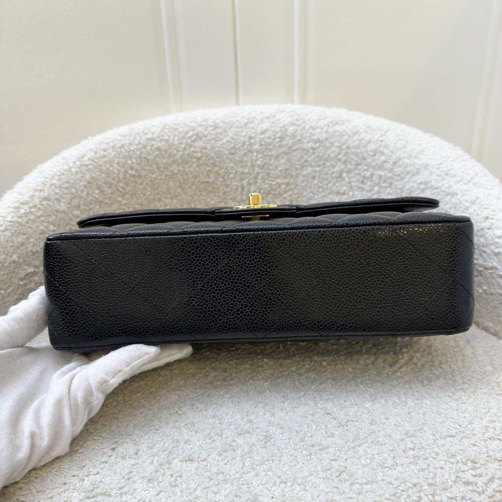 Chanel Medium Classic Flap CF in zwarte kaviaar en GHW