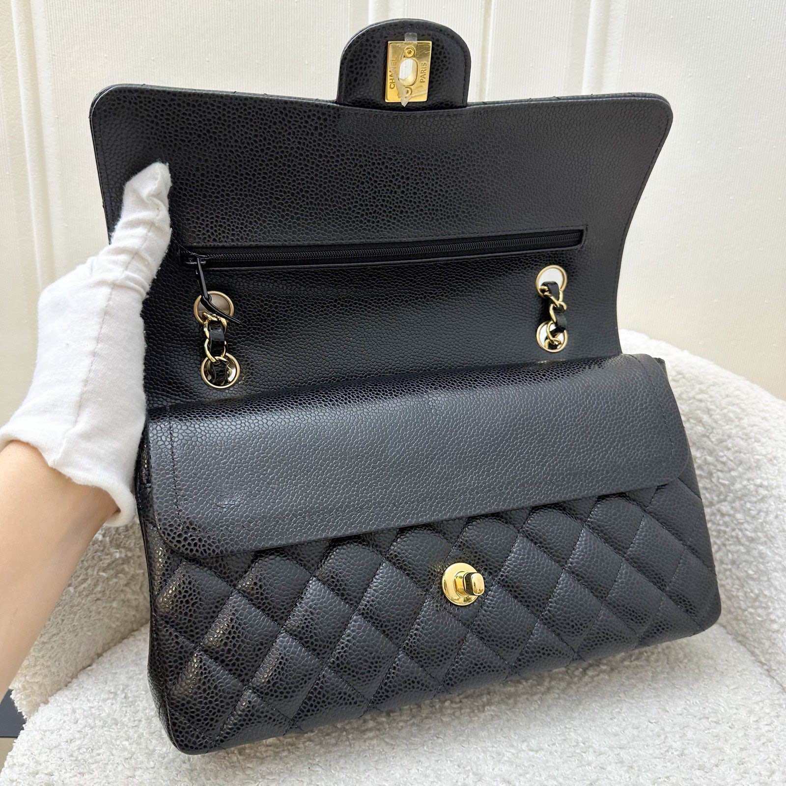 Chanel Medium Classic Flap CF in zwarte kaviaar en GHW