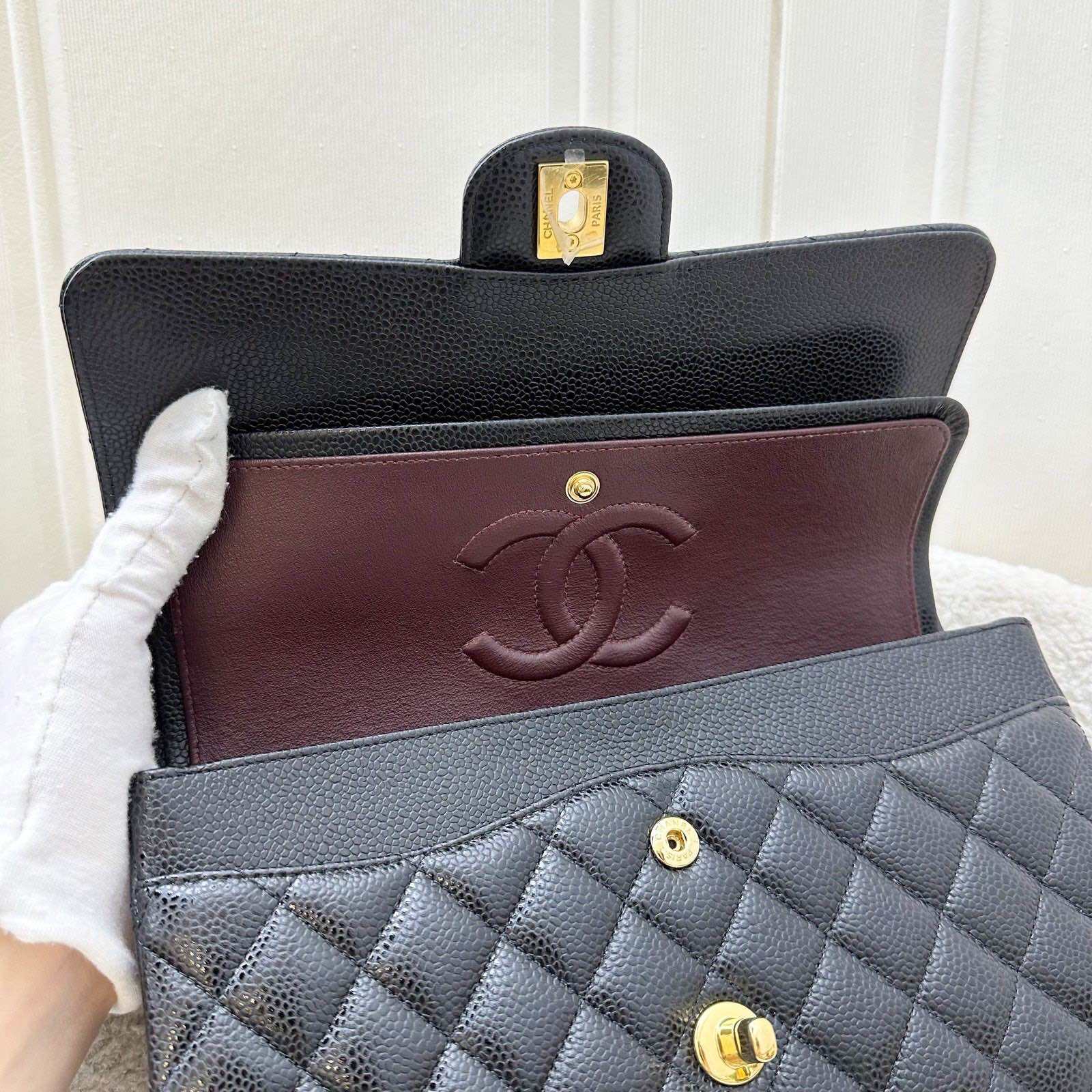Chanel Medium Classic Flap CF in zwarte kaviaar en GHW