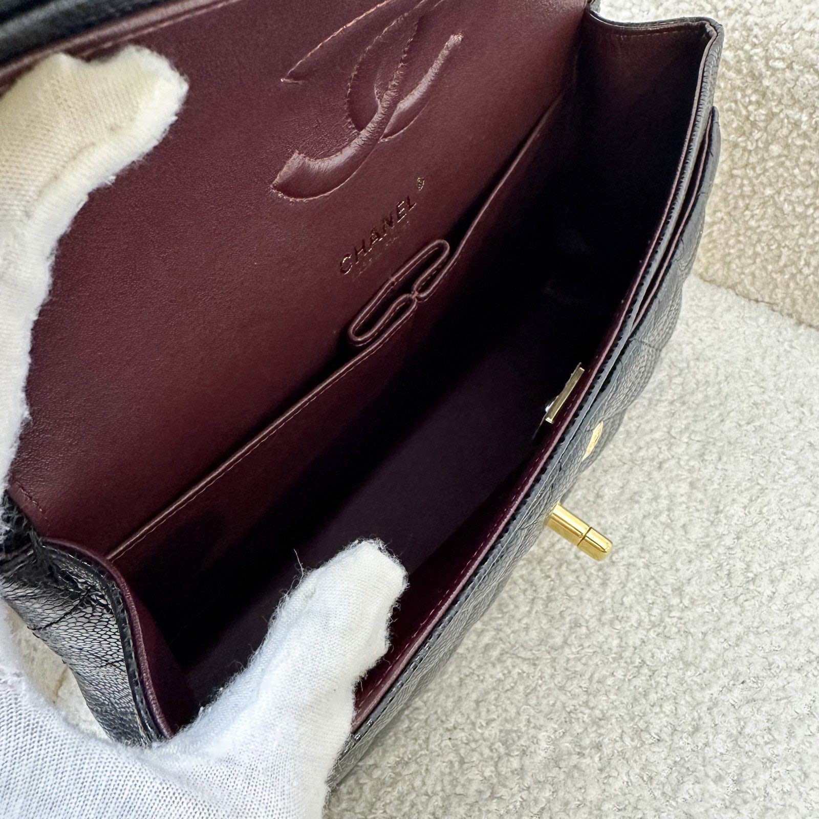 Chanel Medium Classic Flap CF in zwarte kaviaar en GHW