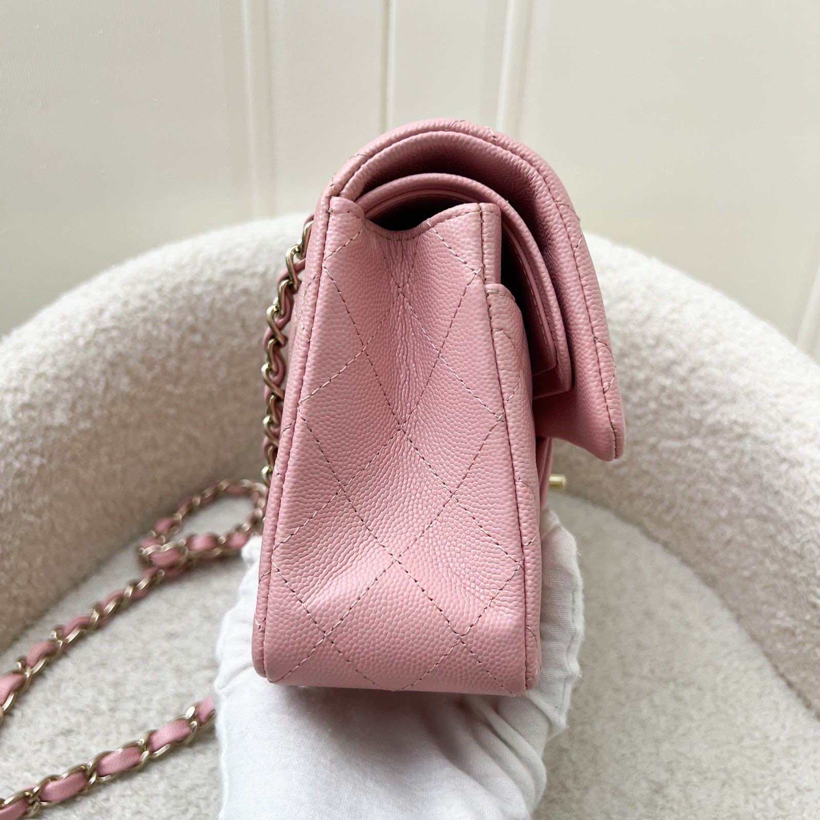 Chanel Small Classic Flap CF in 22C Sakura roze kaviaar LGHW