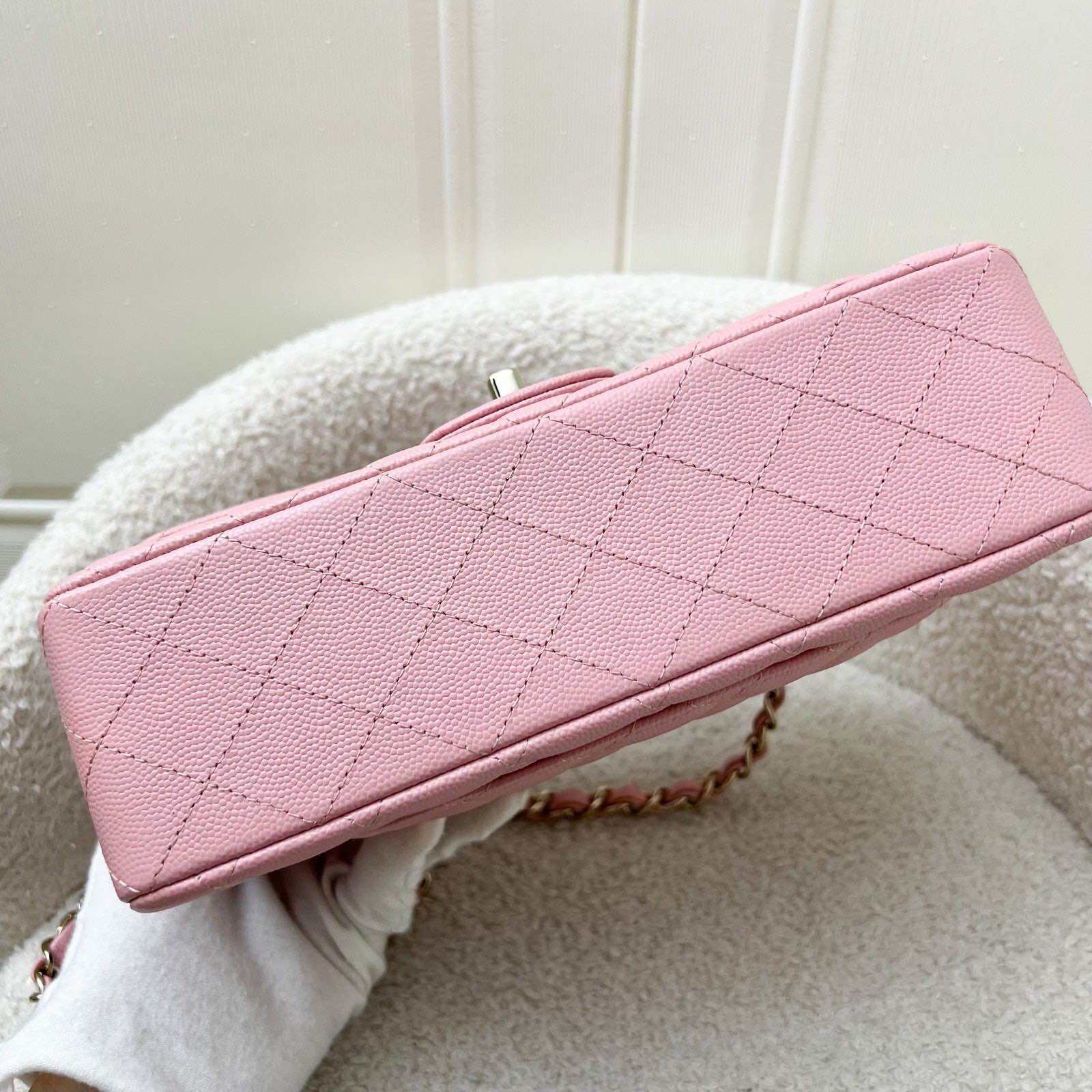 Chanel Small Classic Flap CF in 22C Sakura roze kaviaar LGHW