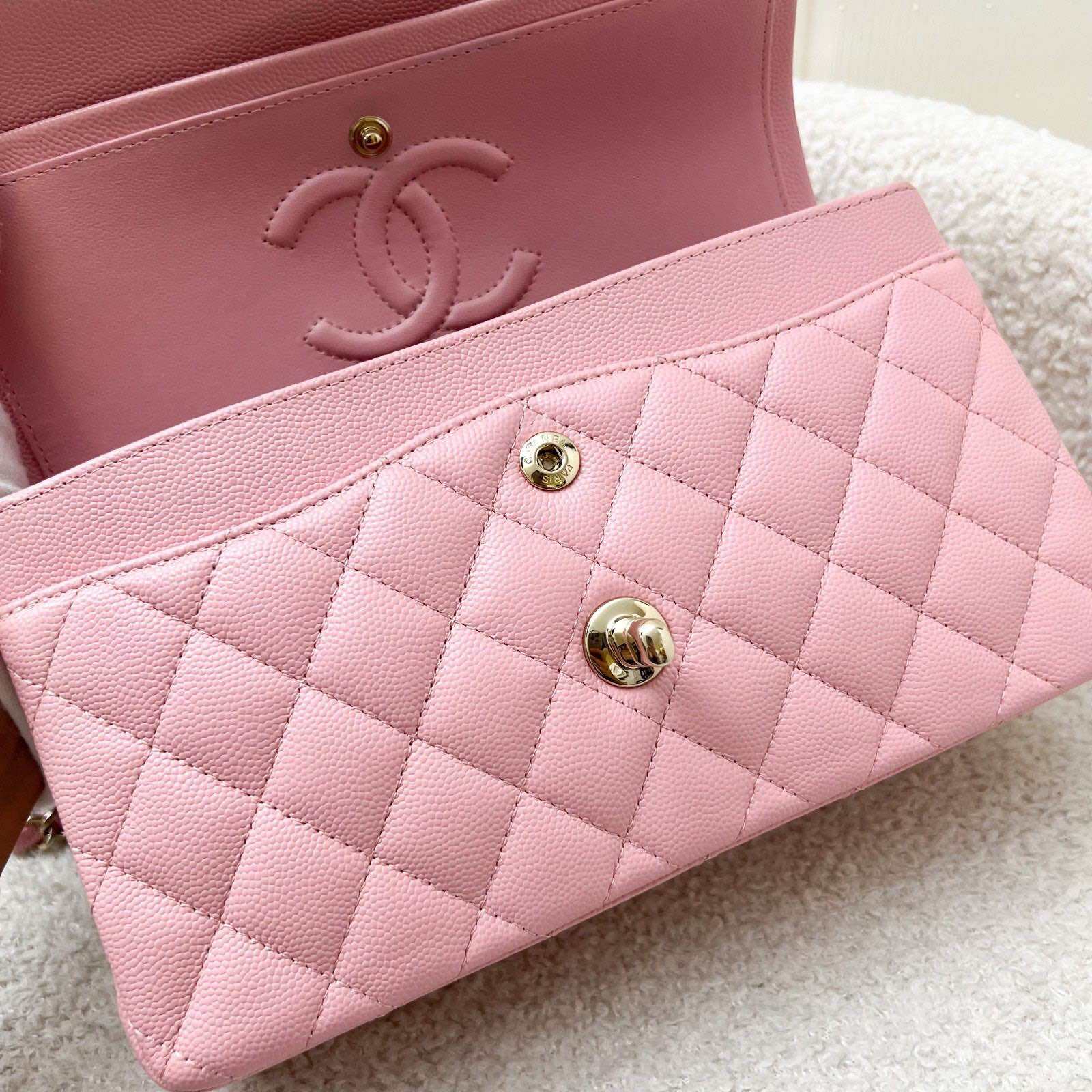 Chanel Small Classic Flap CF in 22C Sakura roze kaviaar LGHW